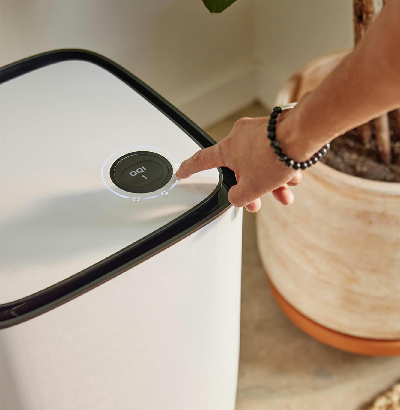 Intuitive touchscreen provides device-setting changes and air quality at a glance